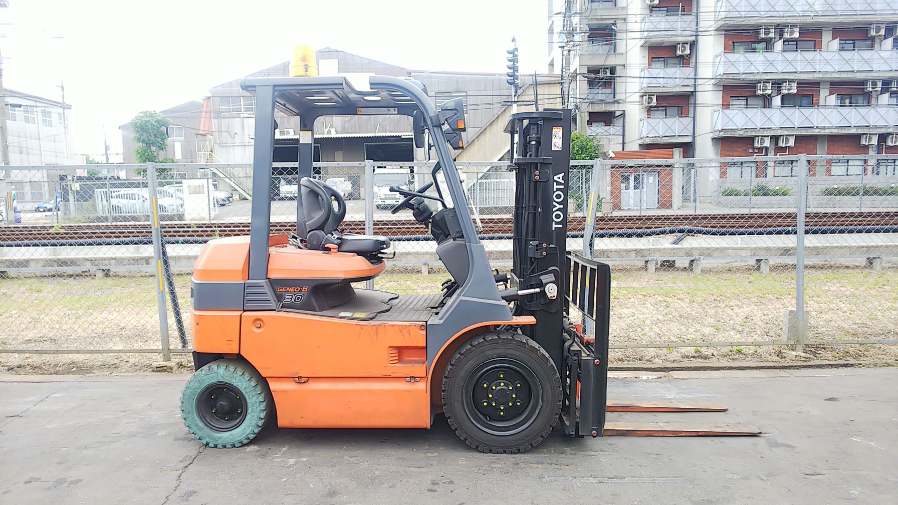 トヨタ 7FB30 バッテリー車 サイドシフト フォークシフター付 – 中古