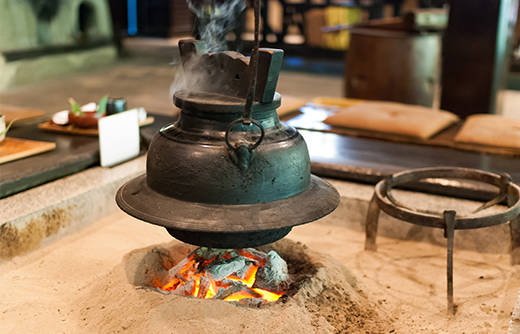 先人の知恵 囲炉裏×木炭 | アーテック株式会社