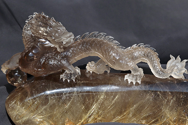 特選品】ルチルクォーツ彫り物（五爪龍）台座付き-043水晶クラスター