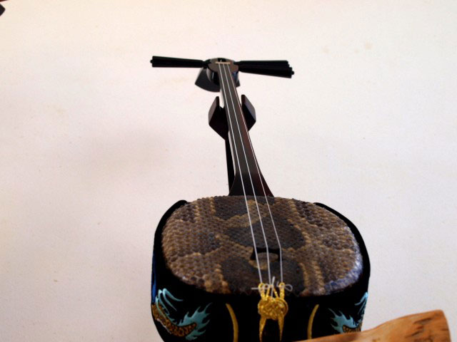 沖縄三線 本皮1枚張り 黒木系棹 沖縄三線 本皮1枚張り 黒木系棹 沖縄