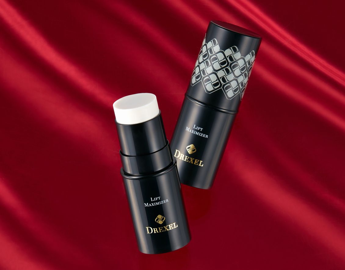 気になる目元・口元のラインに引き上げながら塗り込む ヒト幹細胞入り