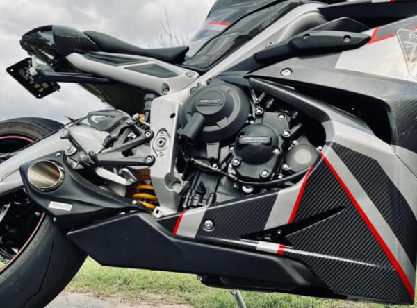 デイトナ675用サイド出しマフラーでパワーアップ&カッコよく！｜AxxL