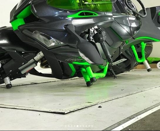 ZX-10R(11-21)用スライダー付 レースアーマーで車体をガード｜AxxL