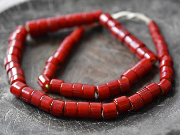 2210】ANTIQUEホワイトハーツ濃赤極太輪切型ビーズ一連(Φ12mm