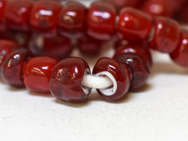 2406】ANTIQUEホワイトハーツ濃淡赤筒型大粒ビーズ一連1(Φ7.5mm