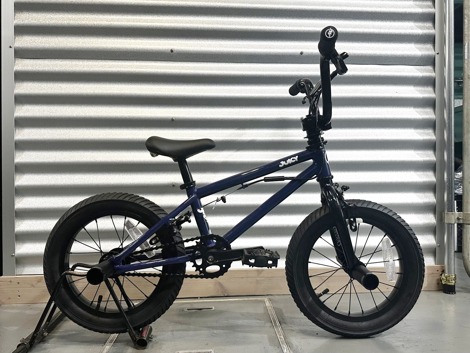 MOTELWORKSJUICY14インチキッズ BMX ブラック バスケット付き