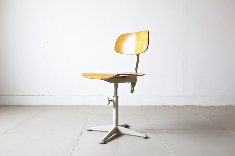 Bellbet | Drafting chair by Friso Kramer (white)