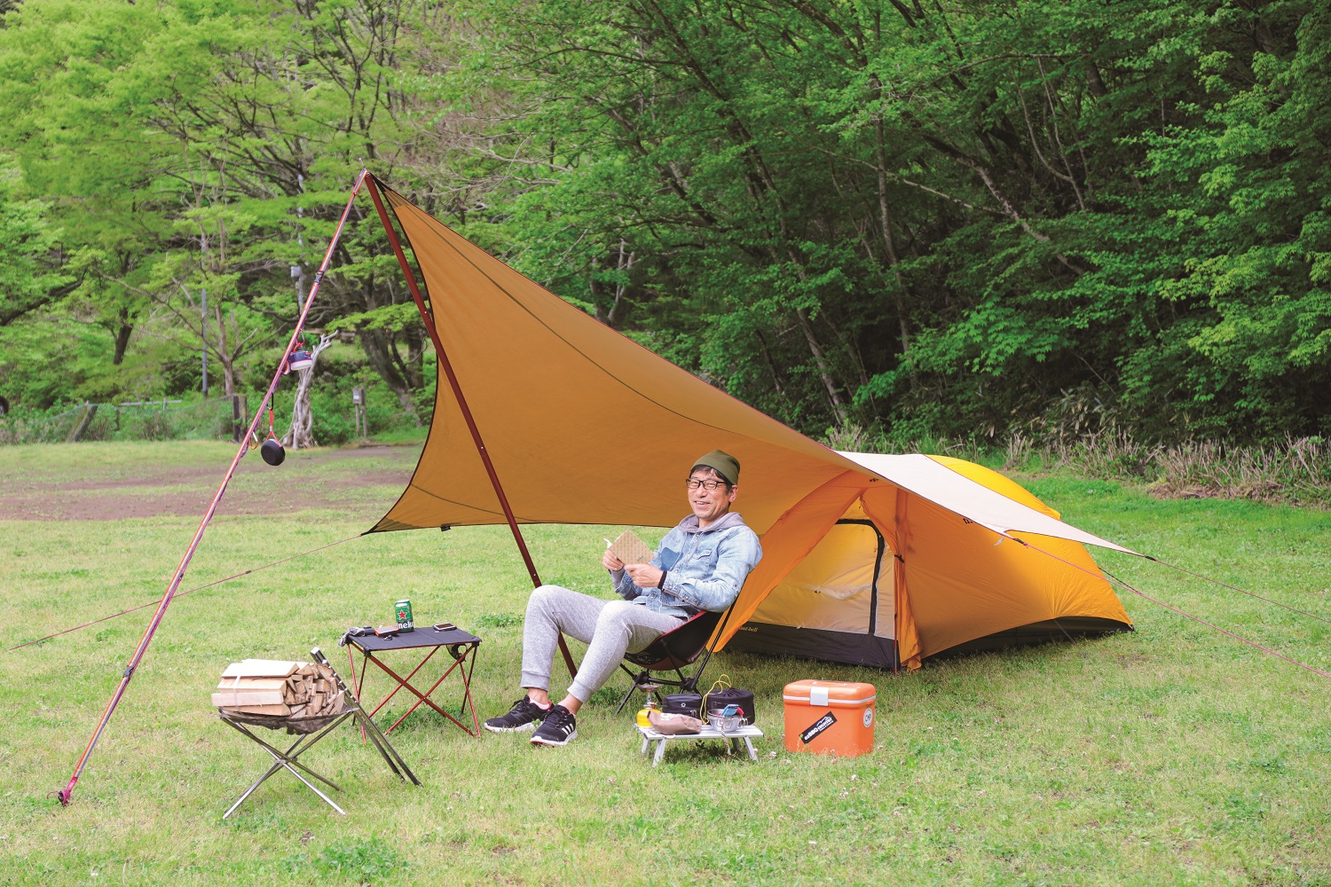 相棒はビールと焚き火と村上春樹！「ソロキャンプ」って世のお父さんが