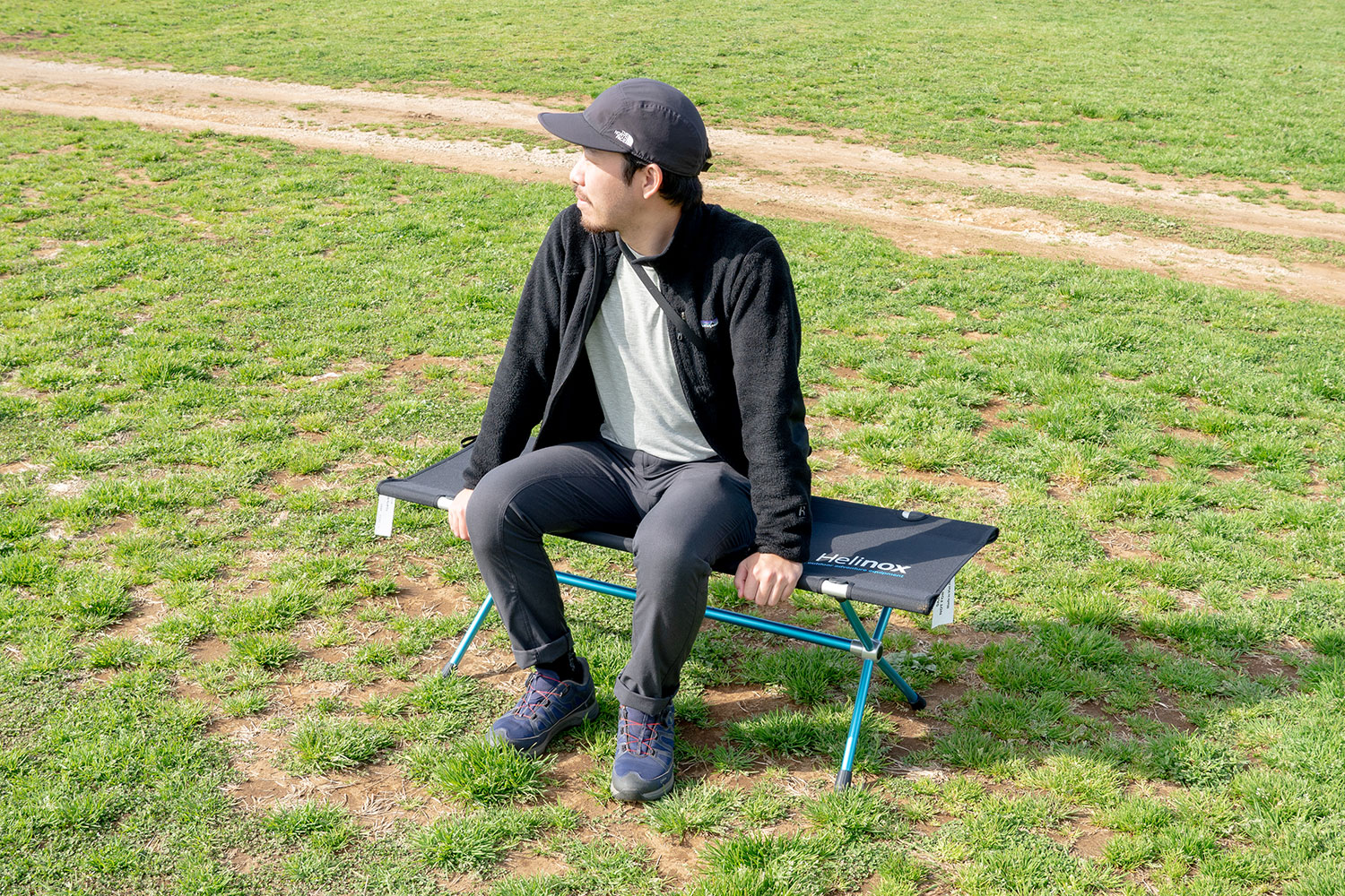 バックパックに入れて持ち運べるヘリノックスの軽量ベンチ | チェア