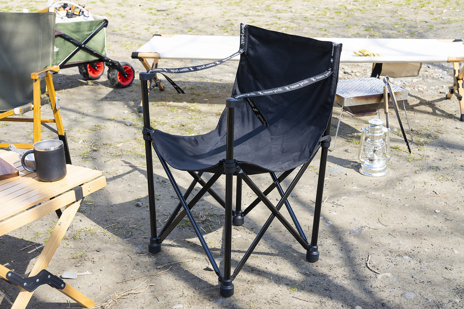 あのスノーピークの名作が復刻！中でもオールブラックの男前なチェアを