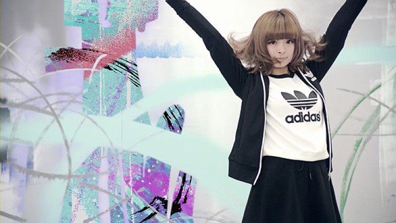 きゃりー アディダス新作CMでキュートかつセクシーに | Daily News