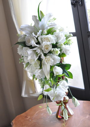 カサブランカのキャスケードブーケ｜生花ブーケ（ホワイト