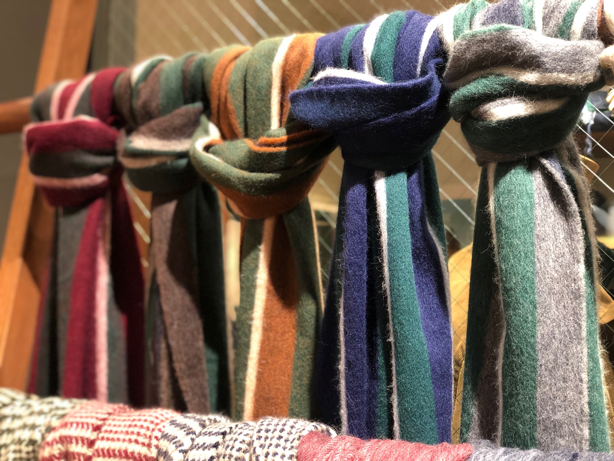 ギフトシーズンに見逃せないドレイクスのマフラーの魅力とは | Drake's