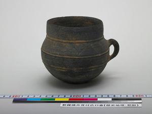 新羅焼片耳付広口壺 | 旧制学習院歴史地理標本室コレクション | 東