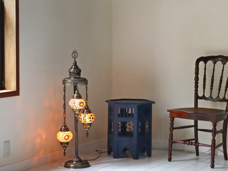 モザイクシャンデリアスタンドランプ 3灯 全高94cm アンバー E17/15W