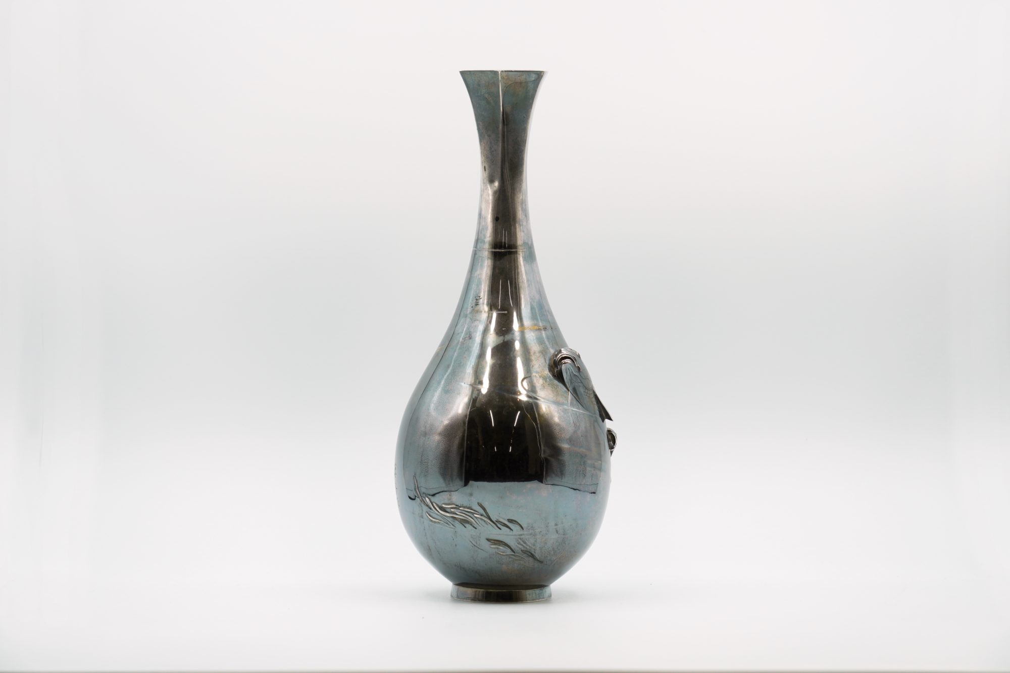 横山政行 純銀水面双鯉浮彫花瓶 | 明治工芸・明治金工の販売専門店なら