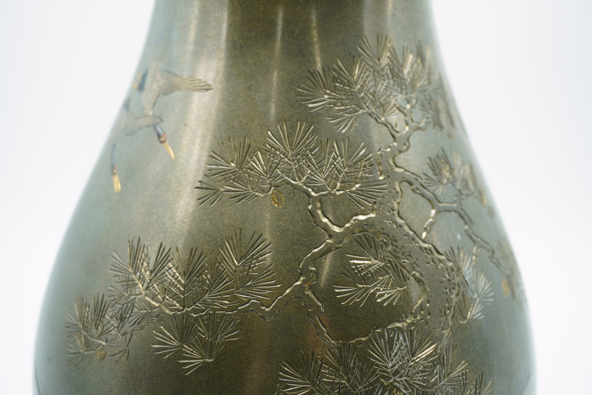 池田隆雄 朧銀 老松双鶴色絵象嵌片切彫花瓶 | 明治工芸・明治金工の