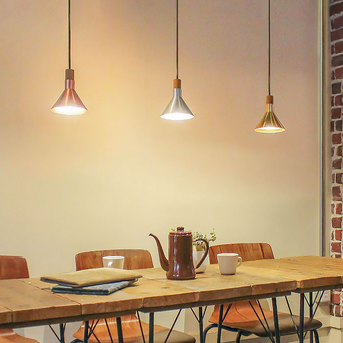 3タイプの金属素材を活かしたシェードと木飾りウォルナットが