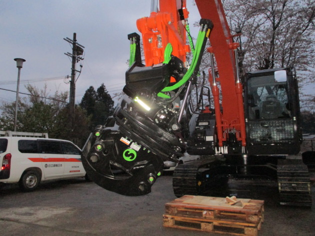 ZX135US-6にチルトローテーターX18(グリッパー付)木材グラップルを