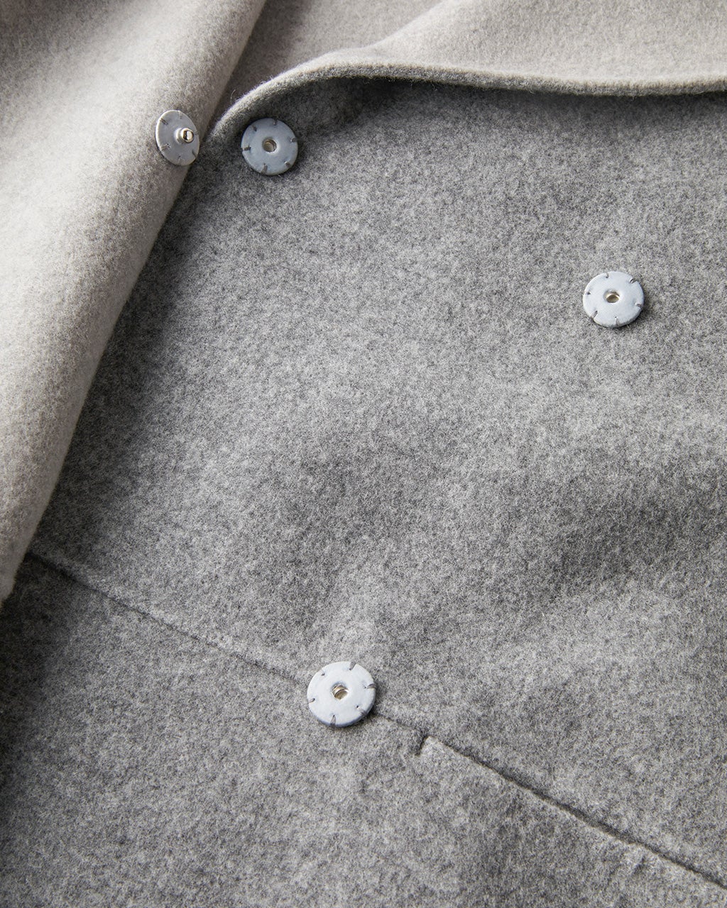 カシミヤ混ウールリバーコート／フーディ/DoCLASSE