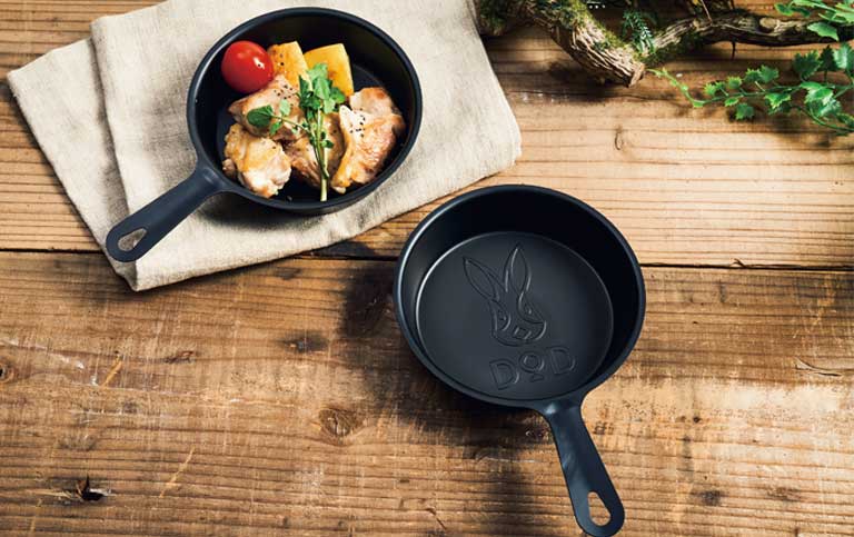 雑誌「MonoMax10月号増刊」にDODロゴ入り鉄製ミニフライパン登場