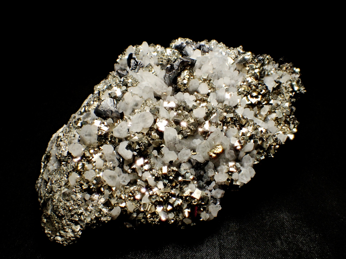 青森県尾太鉱山産 水晶、黄鉄鉱＆閃亜鉛鉱 (Quartz, Pyrite