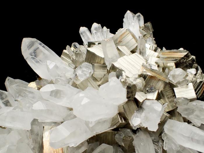 青森県尾太鉱山産 水晶＆黄鉄鉱 (Quartz & Pyrite / Japan) - 鉱物標本