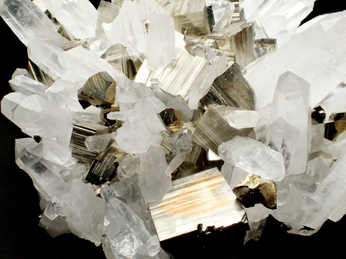 青森県尾太鉱山産 水晶＆黄鉄鉱 (Quartz & Pyrite / Japan) - 鉱物標本