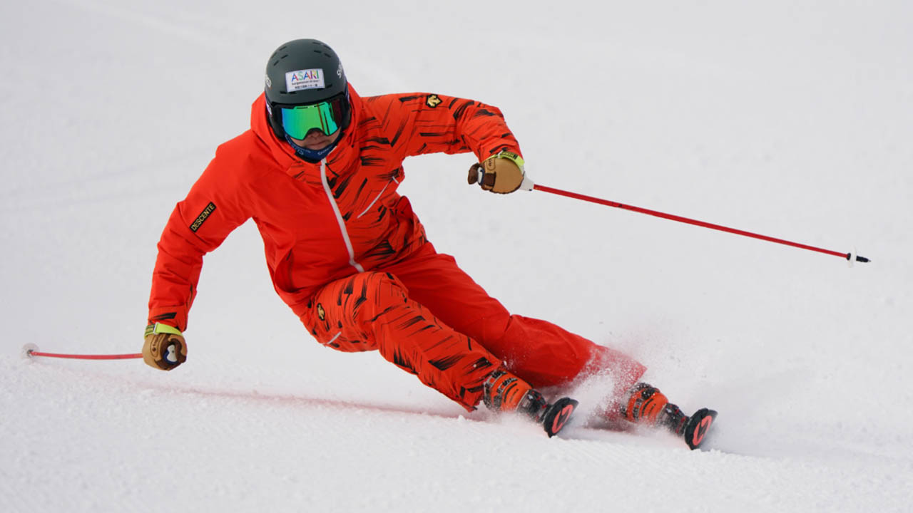 デサント20-21年モデルスキーウェア 「滑りを美しく魅せるデザインの