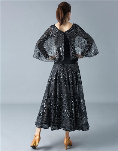 ケープ状のレースが踊りを華やかに演出する長袖黒トップス【社交ダンス