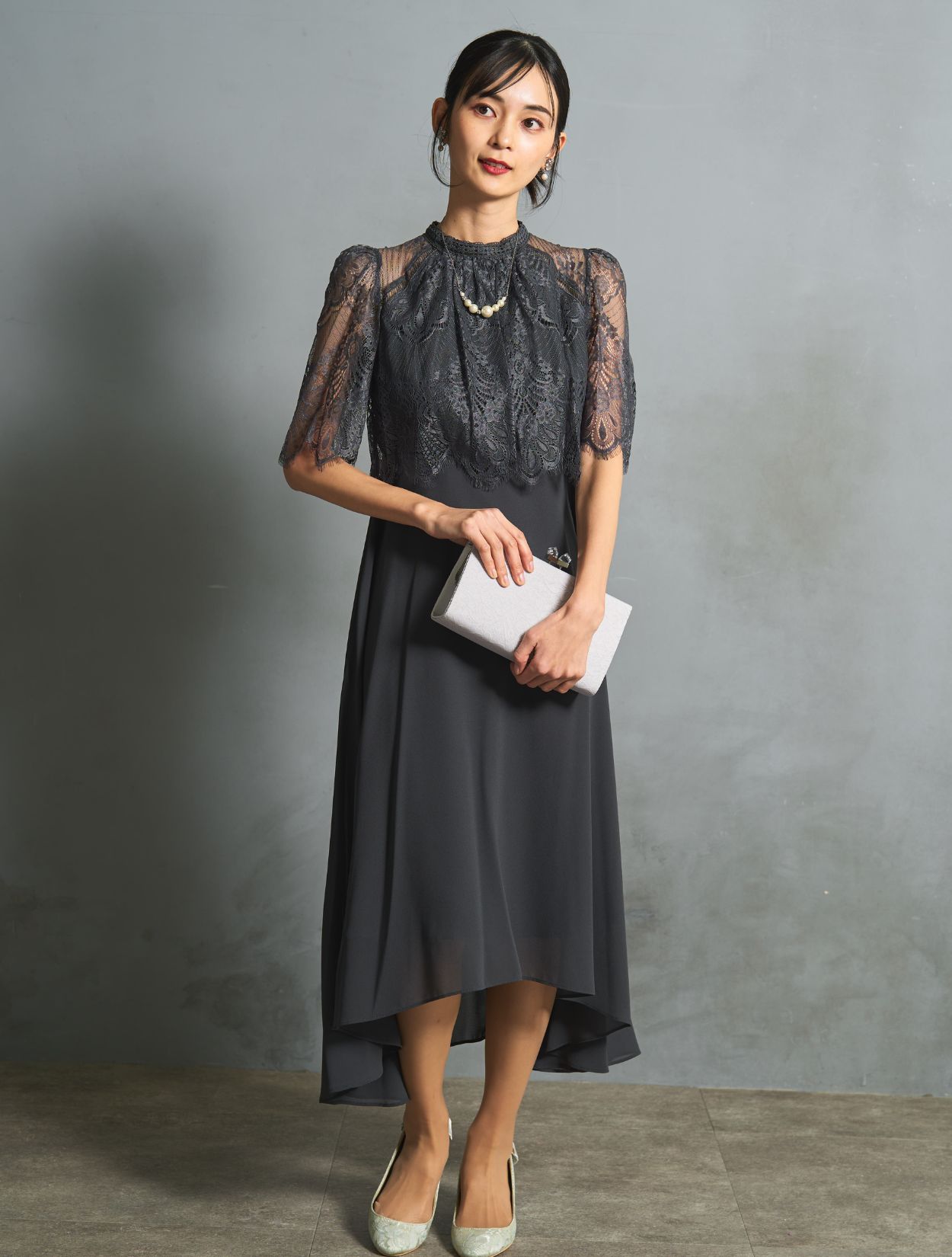 エレガントなグレーと黒のパーティードレス エレガントなブラック