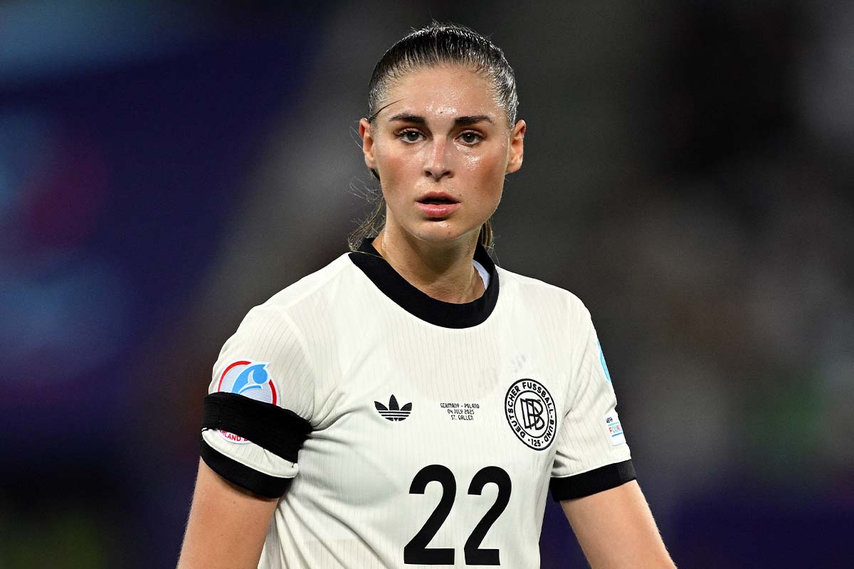 3人に囲まれても止まらない！ サッカードイツ女子代表FWが圧巻の