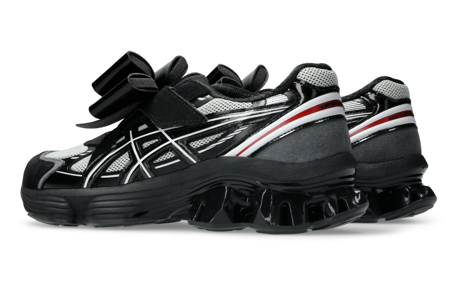 アシックス×シュシュ/トング、取り外し可能な“大ぶりリボン付き