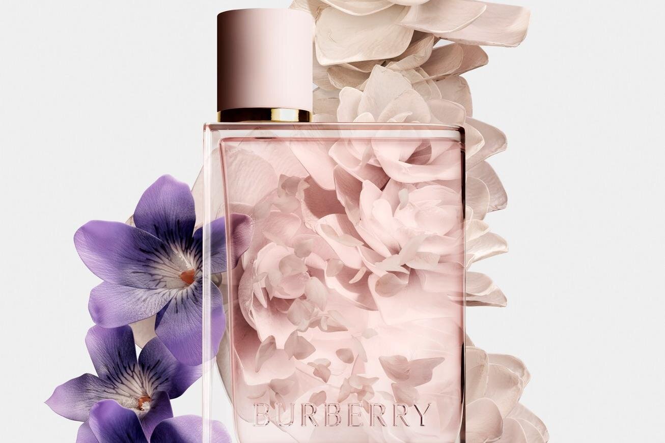 バーバリー ビューティ26年春フレグランス、“花びらが舞う”ピンク