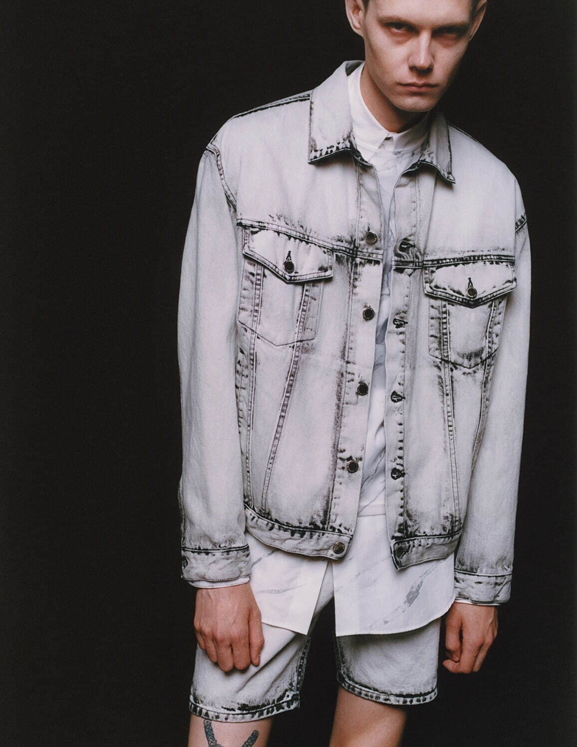 ジョン ローレンス サリバンの24年春夏メンズ、ひび割れ模様のレース