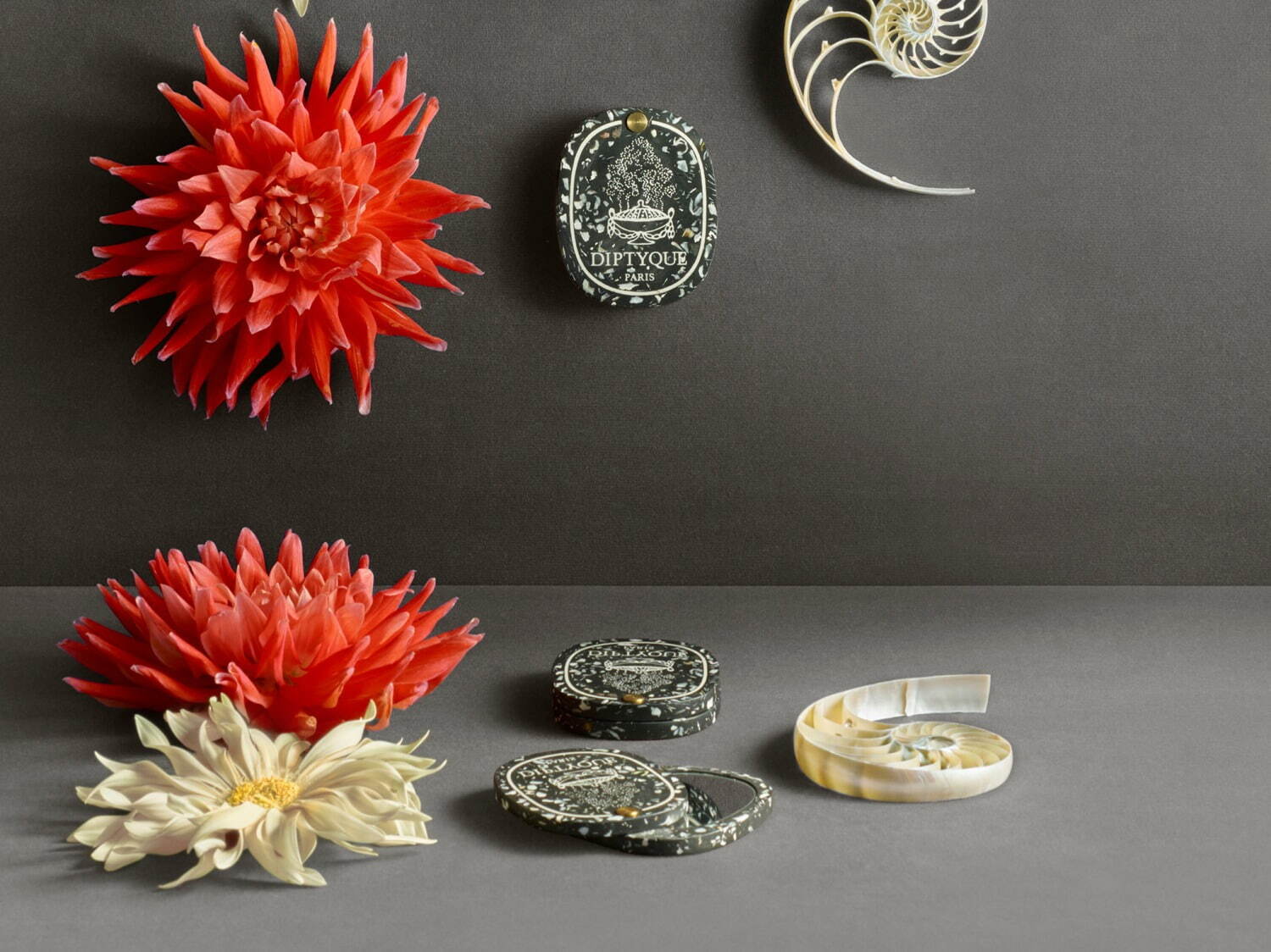 ディプティックの新作雑貨、“香りテキスタイル”のポーチ＆ダークな