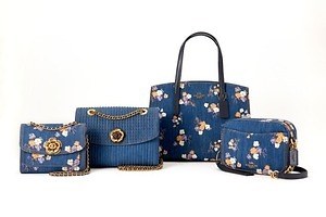 コーチの新作バッグ、デニム×レザーに花モチーフを組み合わせた日本