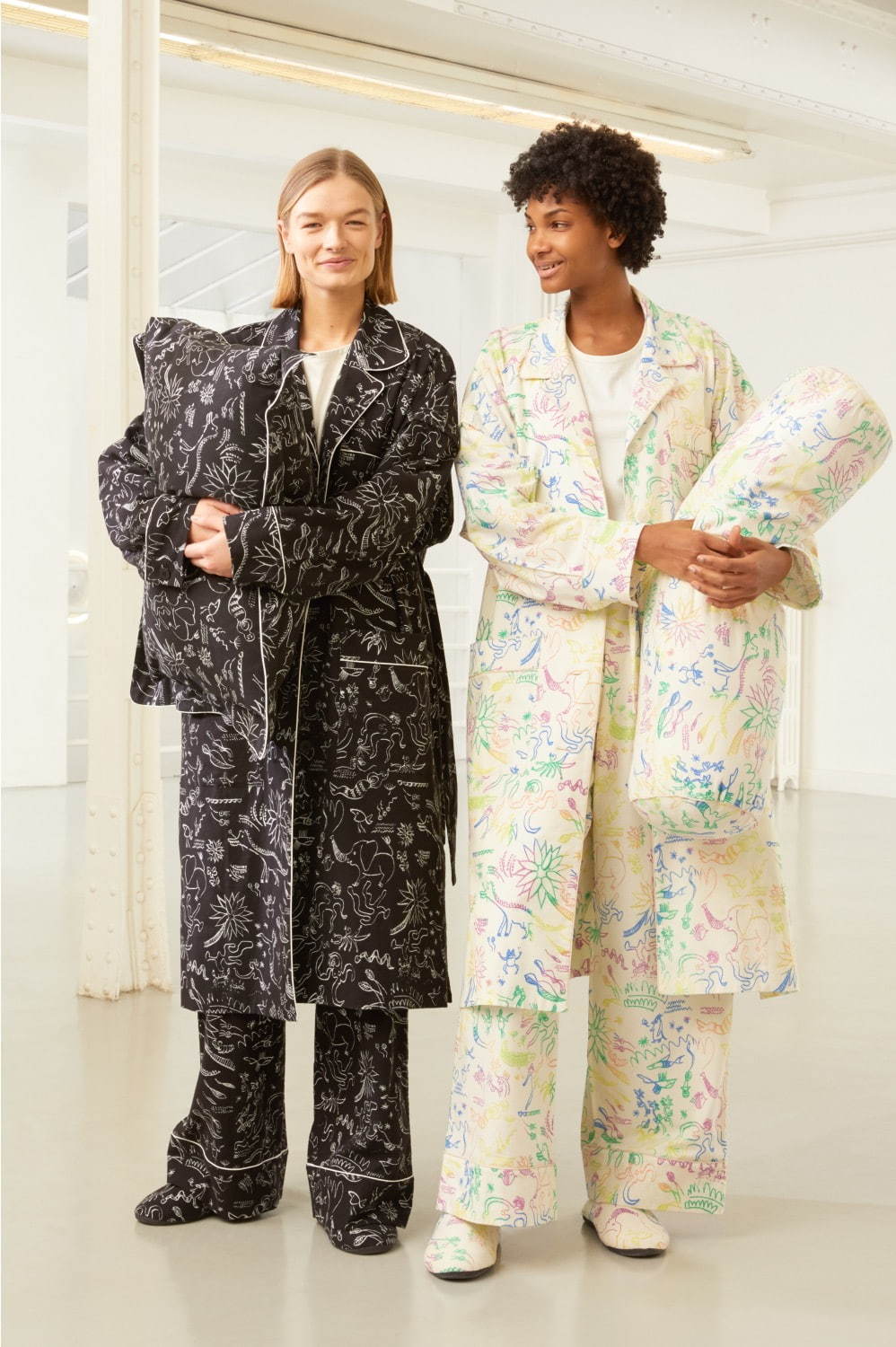 プリーツ プリーズ イッセイ ミヤケのワンピース＆コート、“夜の色”を