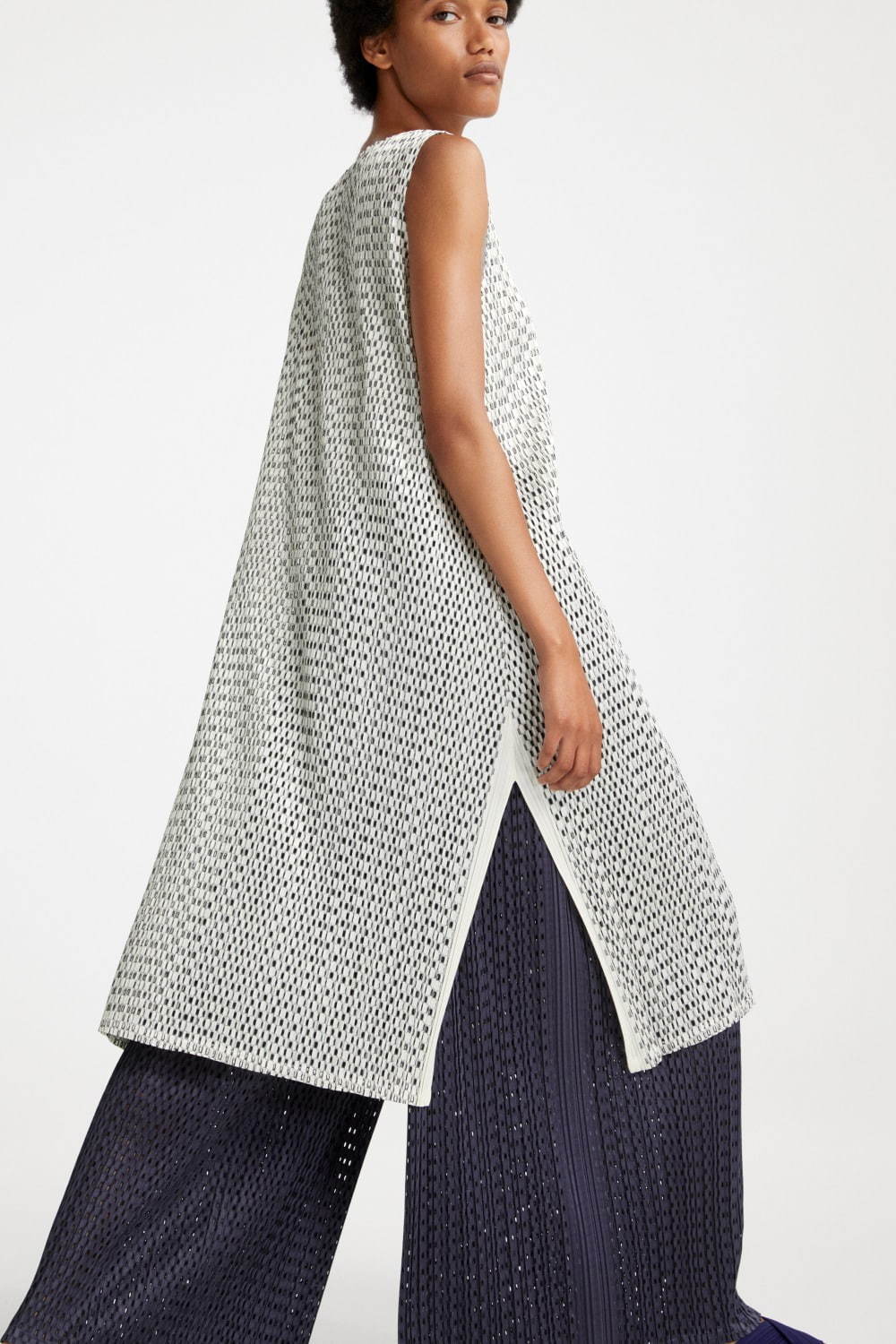 プリーツ プリーズ イッセイ ミヤケの新作、カラフルな涼しげドレスや