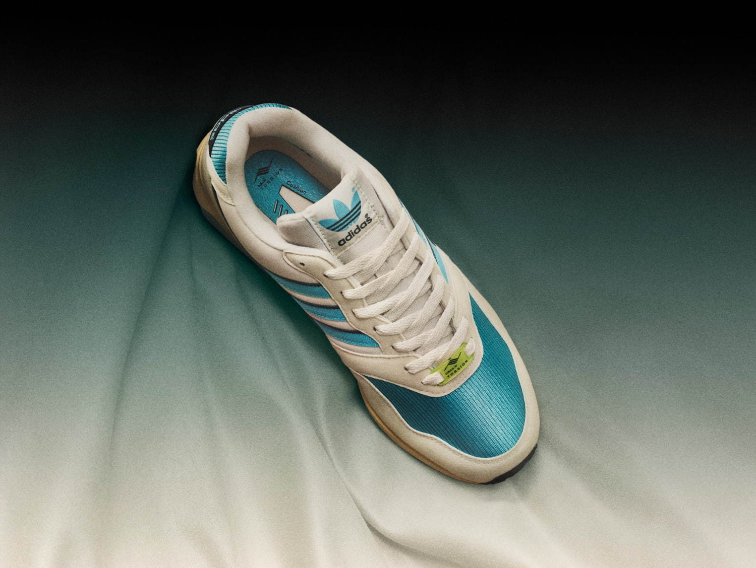 写真4/6｜アディダス オリジナルスから鮮やかブルーのレトロスニーカー