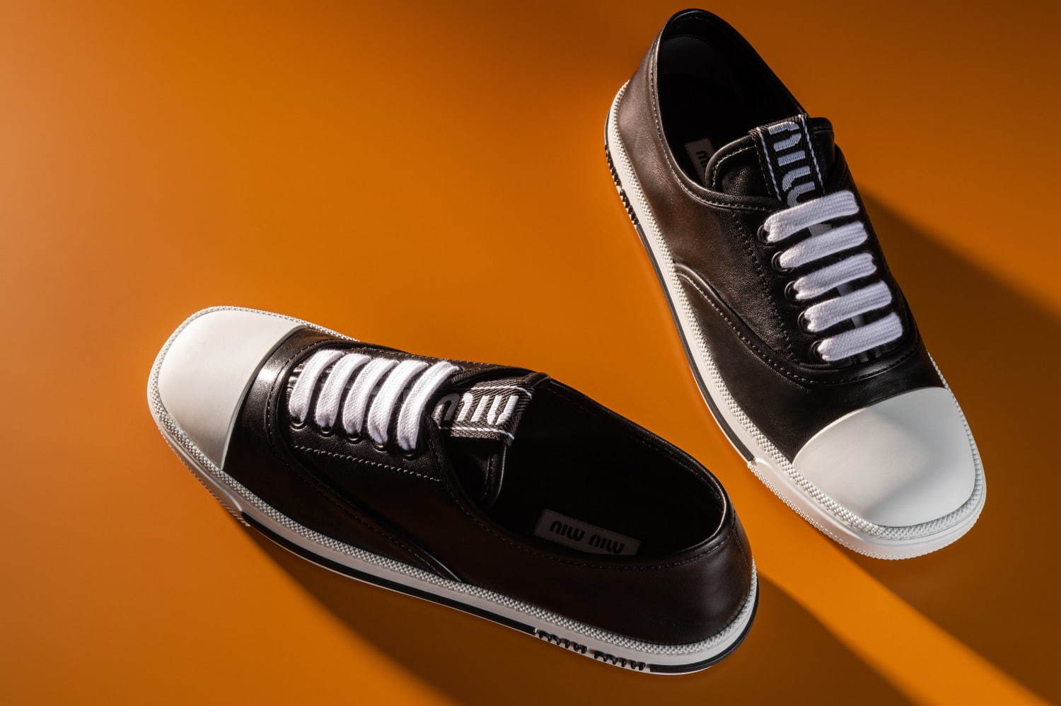 ミュウミュウ新作スニーカー「ミュウ ロック」大粒クリスタルを配した