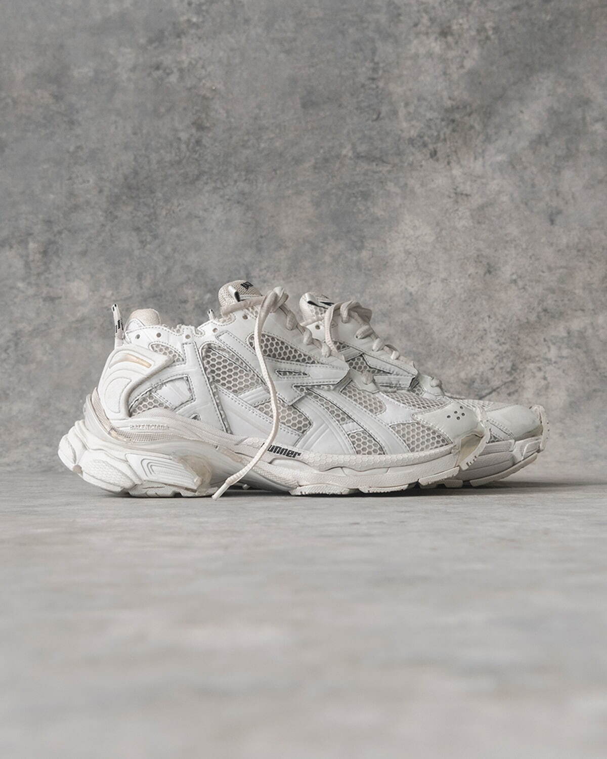 バレンシアガ新作スニーカー「ランナー」“接着剤”＆切りっぱなし