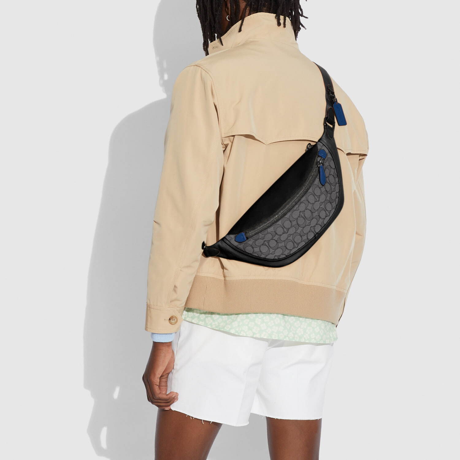 コーチ“シグネチャー パターン”の新作ウィメンズ＆メンズバッグ