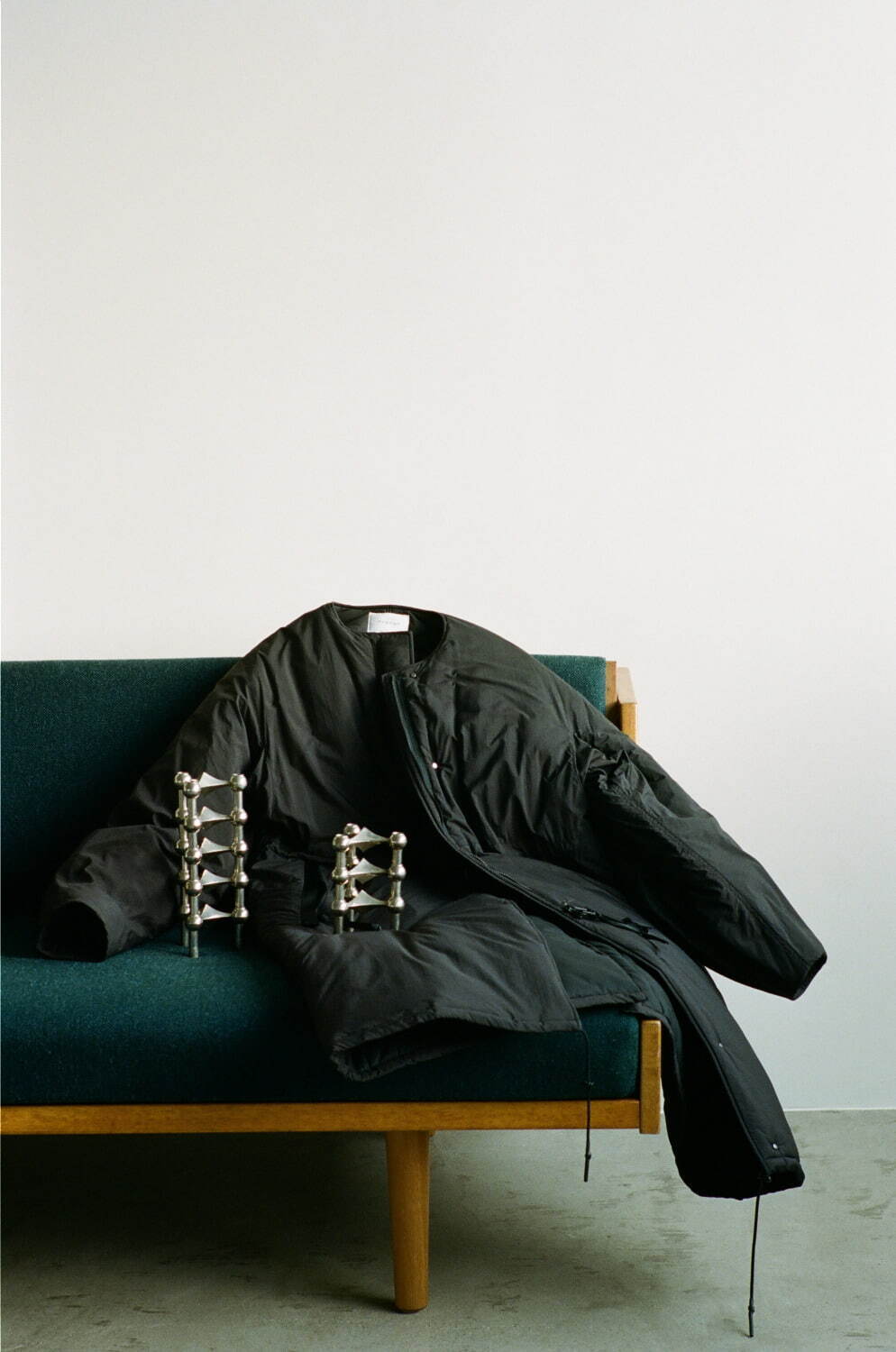 フィーニー×プロダクトトゥエルブ、オールブラックの軽量コート