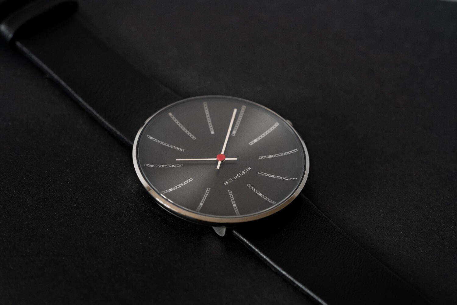 アルネ ヤコブセン“デンマーク国立銀行”着想の腕時計、新色グレー - 12