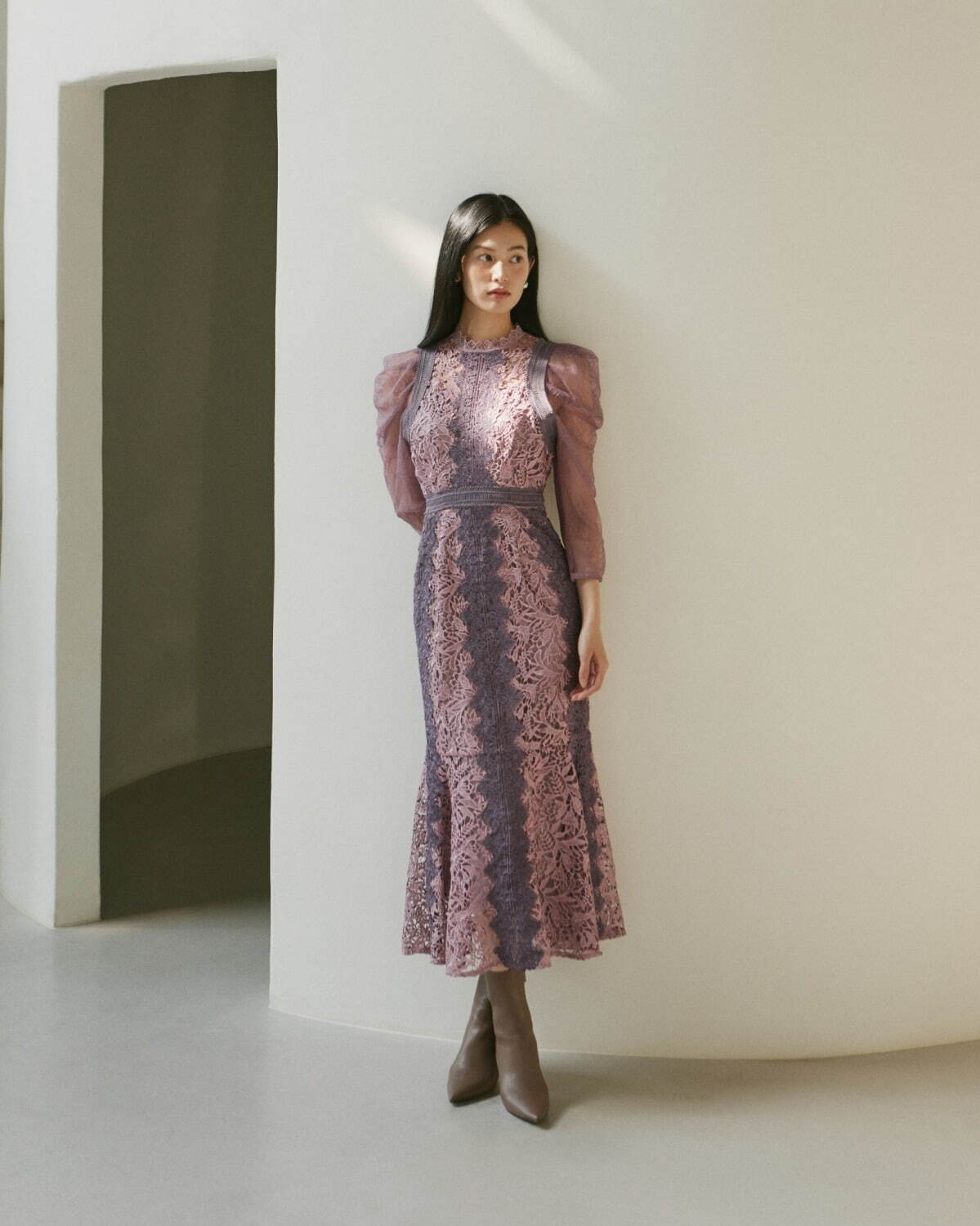 スナイデル“冬に着たくなる”レディなドレス、繊細レースのパフスリーブ