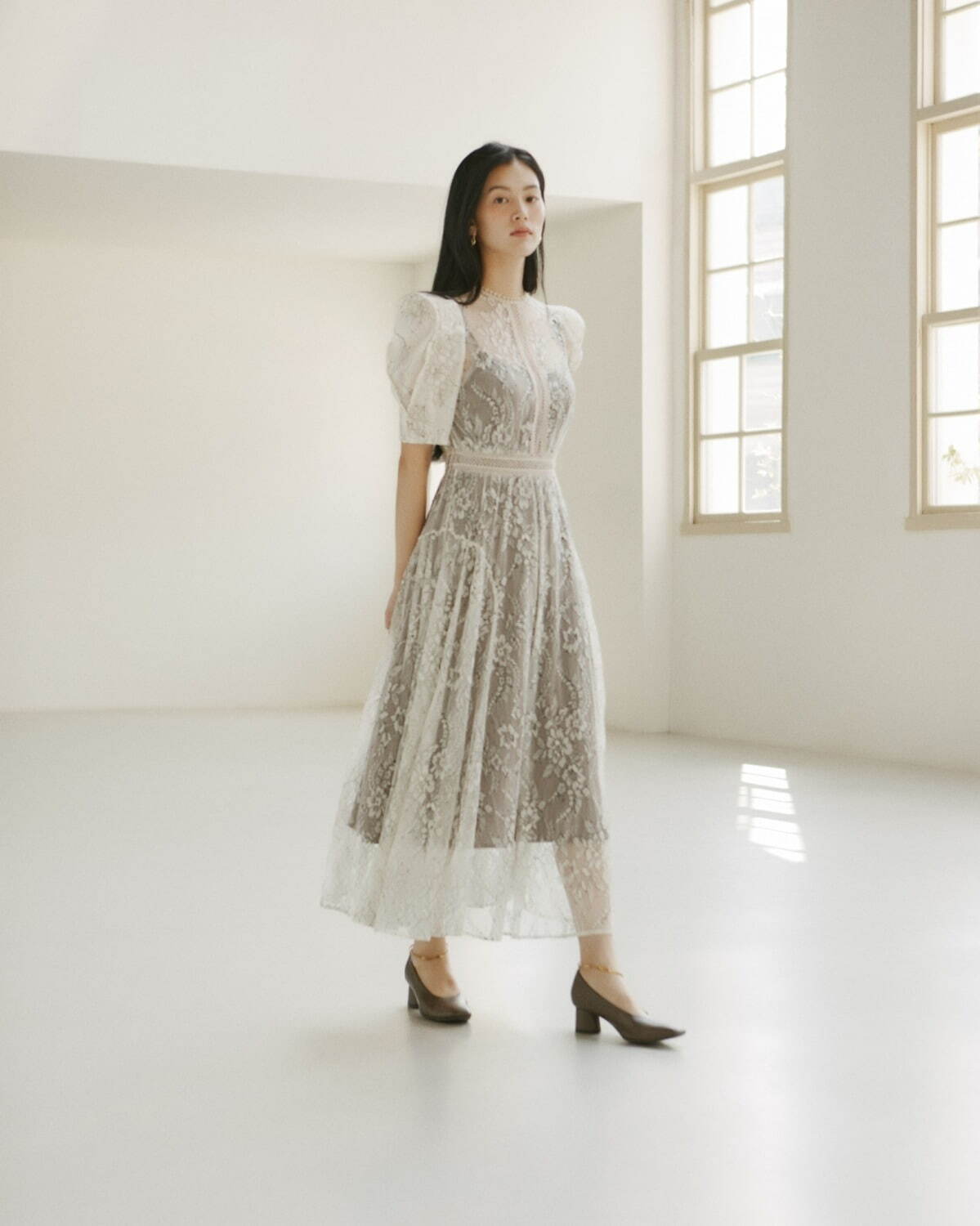 スナイデル“冬に着たくなる”レディなドレス、繊細レースのパフスリーブ