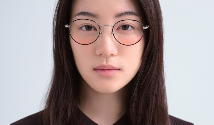 JINS「チークカラーレンズ」“メガネをかけるだけ”で血色感UP、チークを