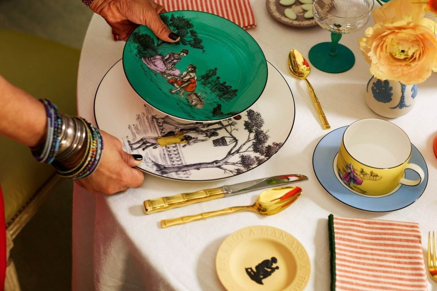 ウェッジウッド「シーラ・ブリッジス」フランス伝統の“平織物”着想