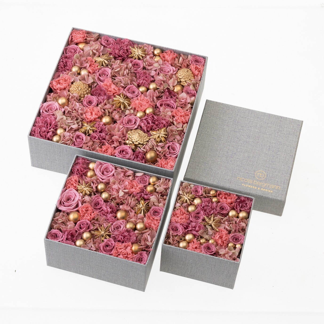 ニコライ バーグマン“クリスマスカラー”のフラワーボックス、赤い花々